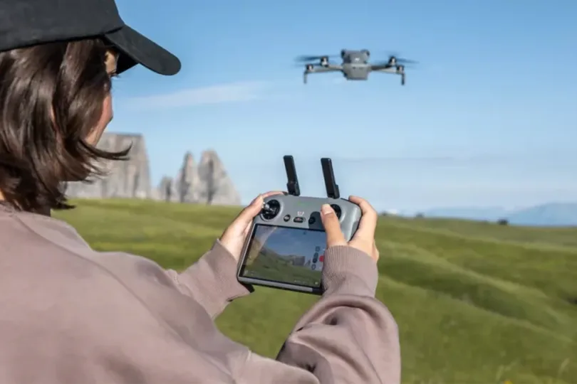 Ako si vybrať dron v roku 2026: od prvého hobby drona až po stroj na profi zábery