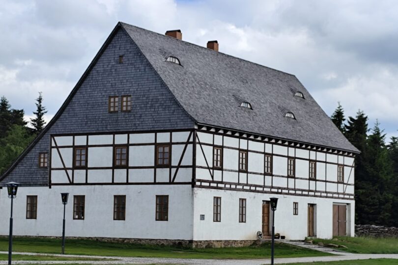 Hrebeňovka cez Krušné hory ponúka viac než len krásne výhľady. Toto miesto vás príjemne prekvapí